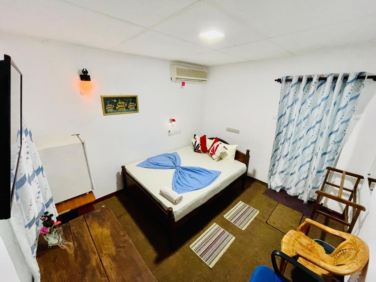 Nethusali Guest House Hikkaduwa Esterno foto